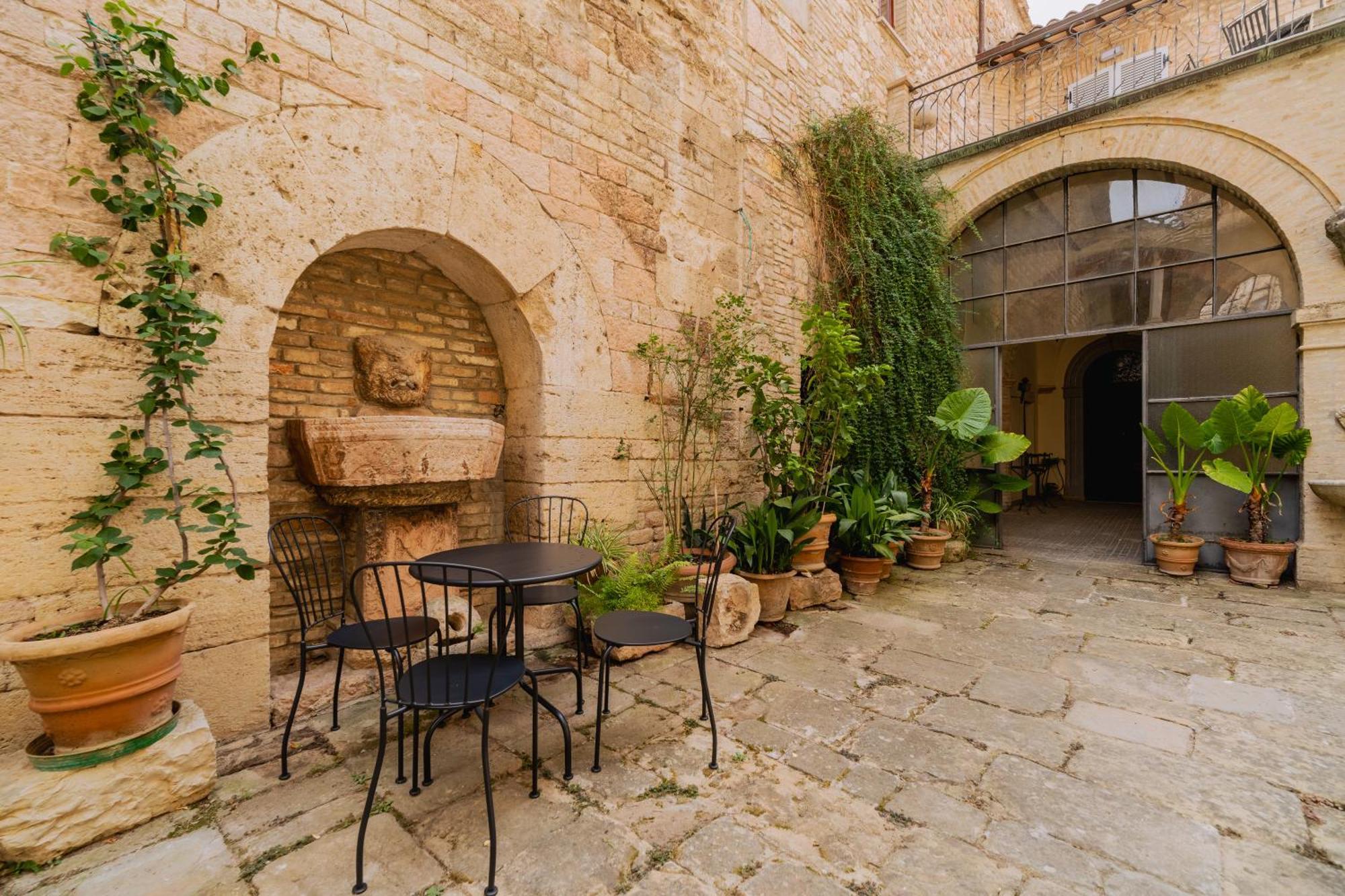 Suite Comunicanti, Tra Antico E Moderno Assisi Exterior photo
