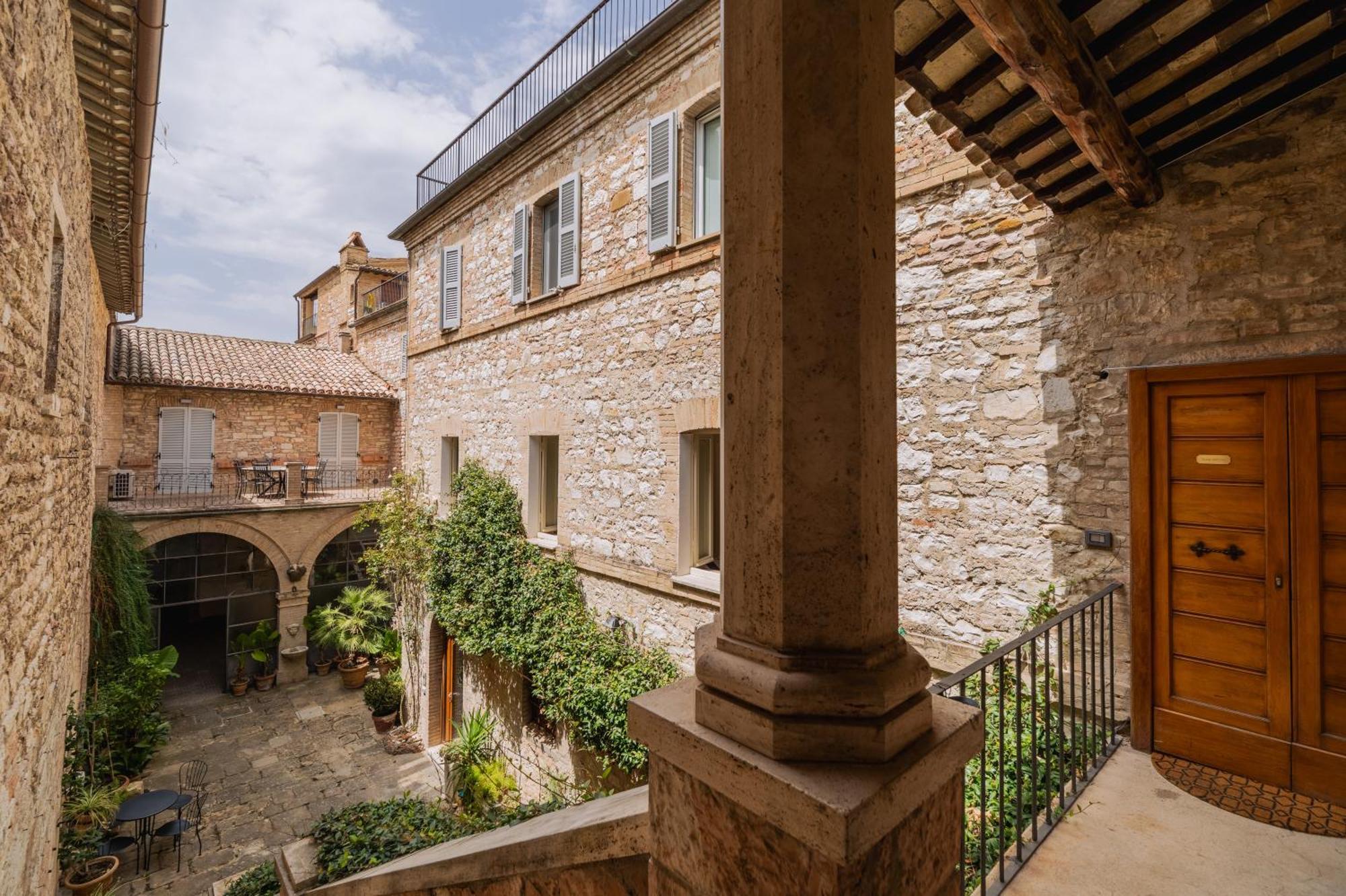 Suite Comunicanti, Tra Antico E Moderno Assisi Exterior photo